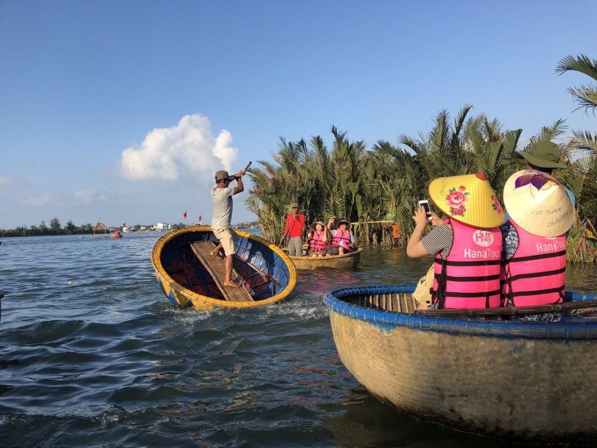 Du khách nên ghé đến rừng dừa Bảy Mẫu Hội An vào những ngày trời nắng đẹp để thuận lợi trải nghiệm nhiều hoạt động ở đây.