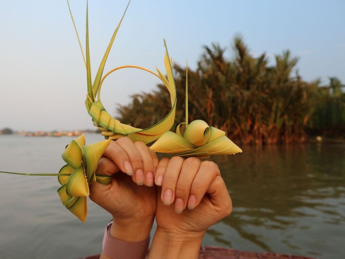 Những món đồ nhỏ xinh được làm từ lá dừa ở rừng dừa Bảy Mẫu khiến du khách mê mẩn.