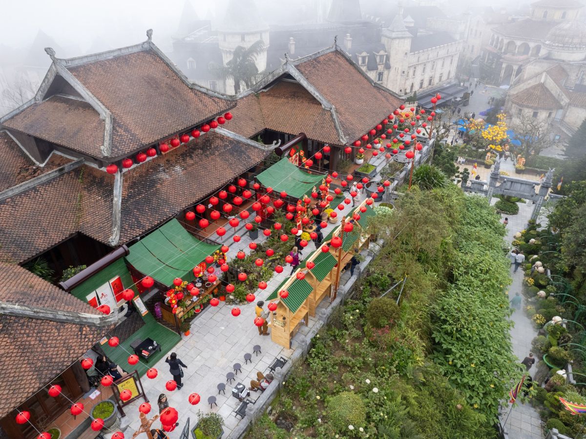 Sun World Ba Na Hills sở hữu không gian đậm chất truyền thống Việt Nam với lồng đèn rực rỡ tại Trú Vũ Trà Quán