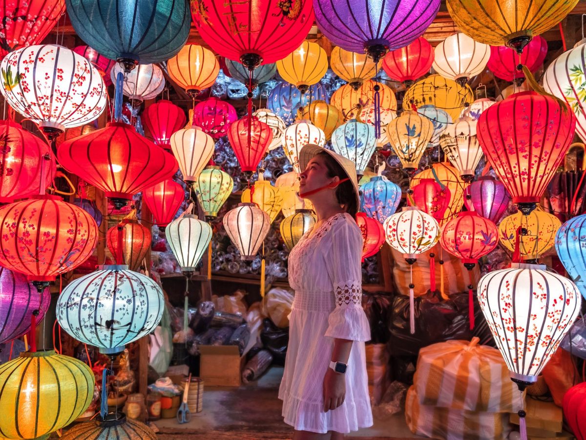 Du khách có nhu cầu mua sắm đèn lồng Hội An làm quà tặng nên trao đổi kỹ càng về giá bán và chất lượng.