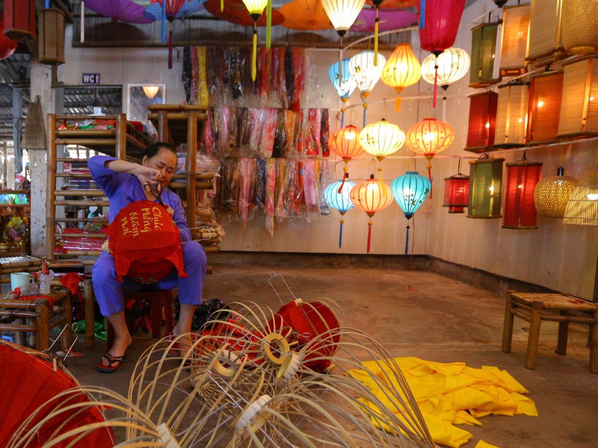 Các xưởng sản xuất đèn lồng Hội An nằm ở nhiều nơi trong phố cổ và khu vực lân cận nên việc di chuyển cần có sự tìm hiểu kỹ càng trước khi đi.