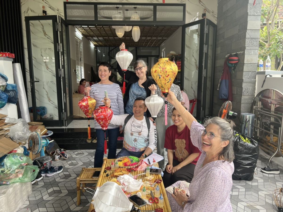 Du khách không nên bỏ qua trải nghiệm làm đèn lồng khi ghé chơi ở các làng nghề đèn lồng Hội An.
