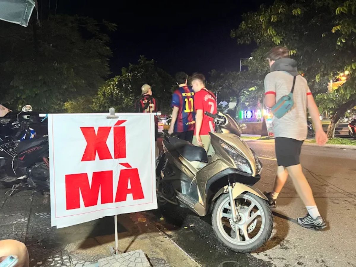 Quán chè mè đen ở đường Nguyễn Trường Tộ với không gian giản dị nhưng chất lượng chè luôn được đánh giá cao.