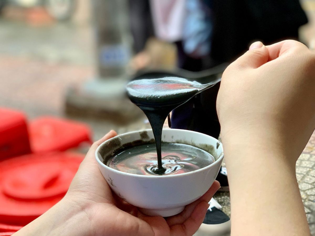 Món chè mè đen Hội An với kết cấu sánh mịn. mùi thơm và vị ngọt dịu dễ ăn.