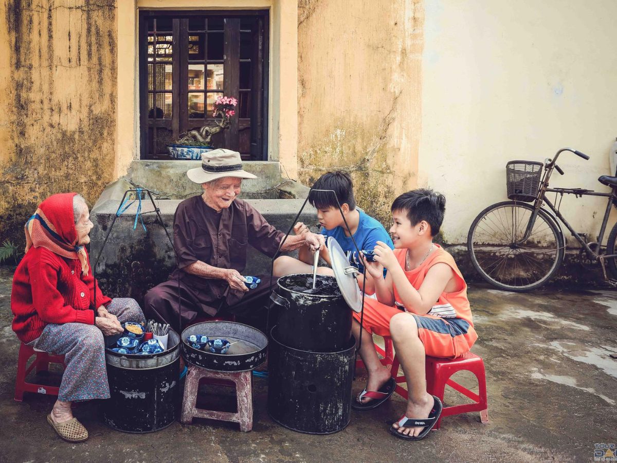 Gánh chè mè đen của ông Thiều nổi tiếng với bí quyết làm nên món chè mè đen thơm ngon chuẩn vị.