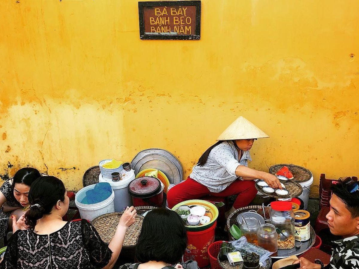 Ở Hội An phục vụ đa dạng các món ăn sáng với giá bán bình dân và không gian gần gũi với du khách.