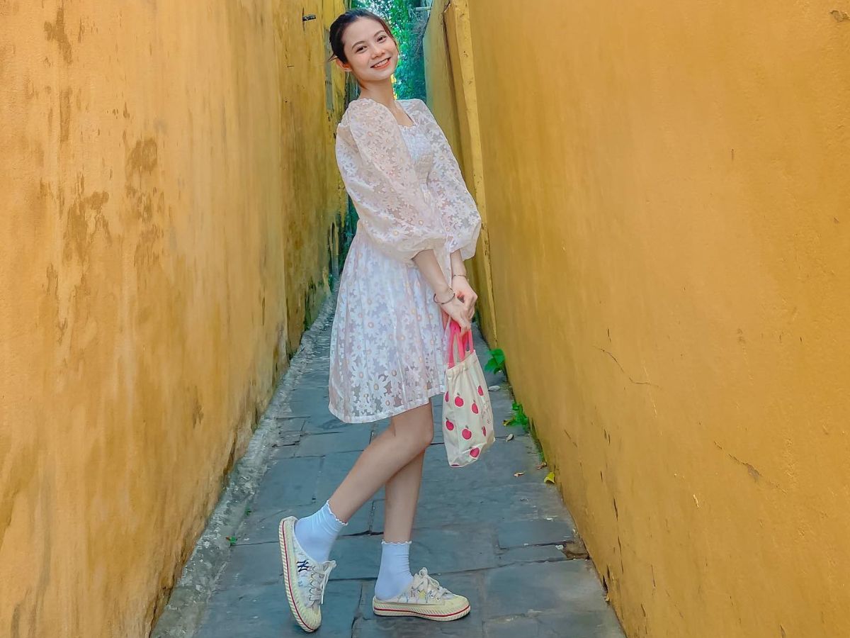 Du khách nên lựa chọn những trang phục nổi bật so với phông nền vàng tại các hẻm vàng Hội An để bức hình chụp trông hài hòa hơn.