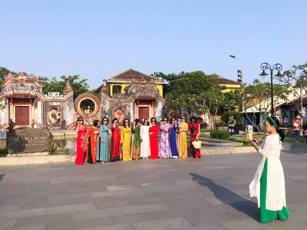 Những ngày trời nắng đẹp luôn là thời điểm lý tưởng để du khách tham quan phố cổ Hội An và check in sống ảo tại cổng chùa Bà Mụ.