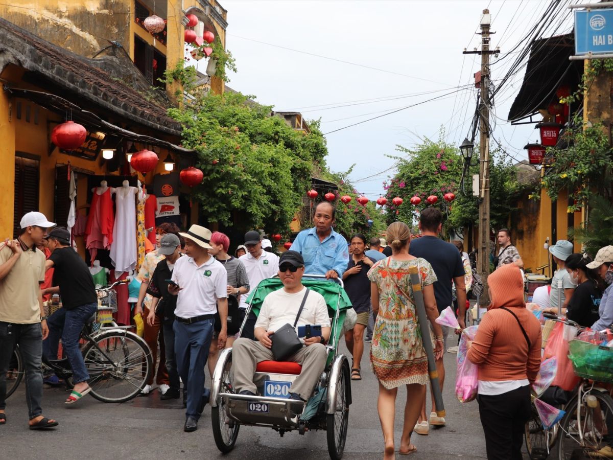Chùa Bà Mụ Hội An nằm ở vị trí trung tâm của phố cổ nên khá thuận tiện để du khách có thể tìm đến trong quá trình tham quan.