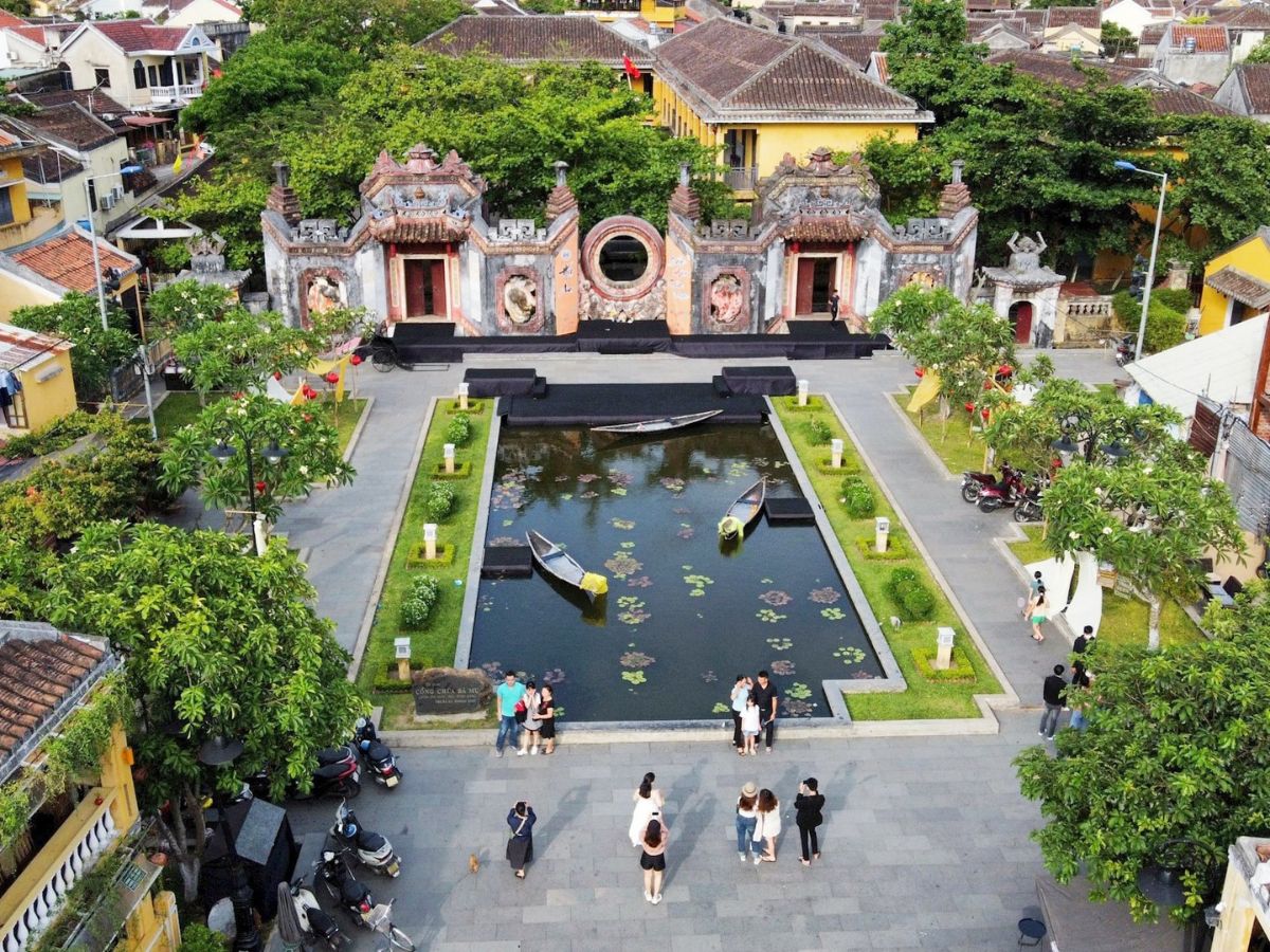 Không gian xung quanh chùa Bà Mụ Hội An với nét đẹp cổ kính hài hòa với thiên nhiên.
