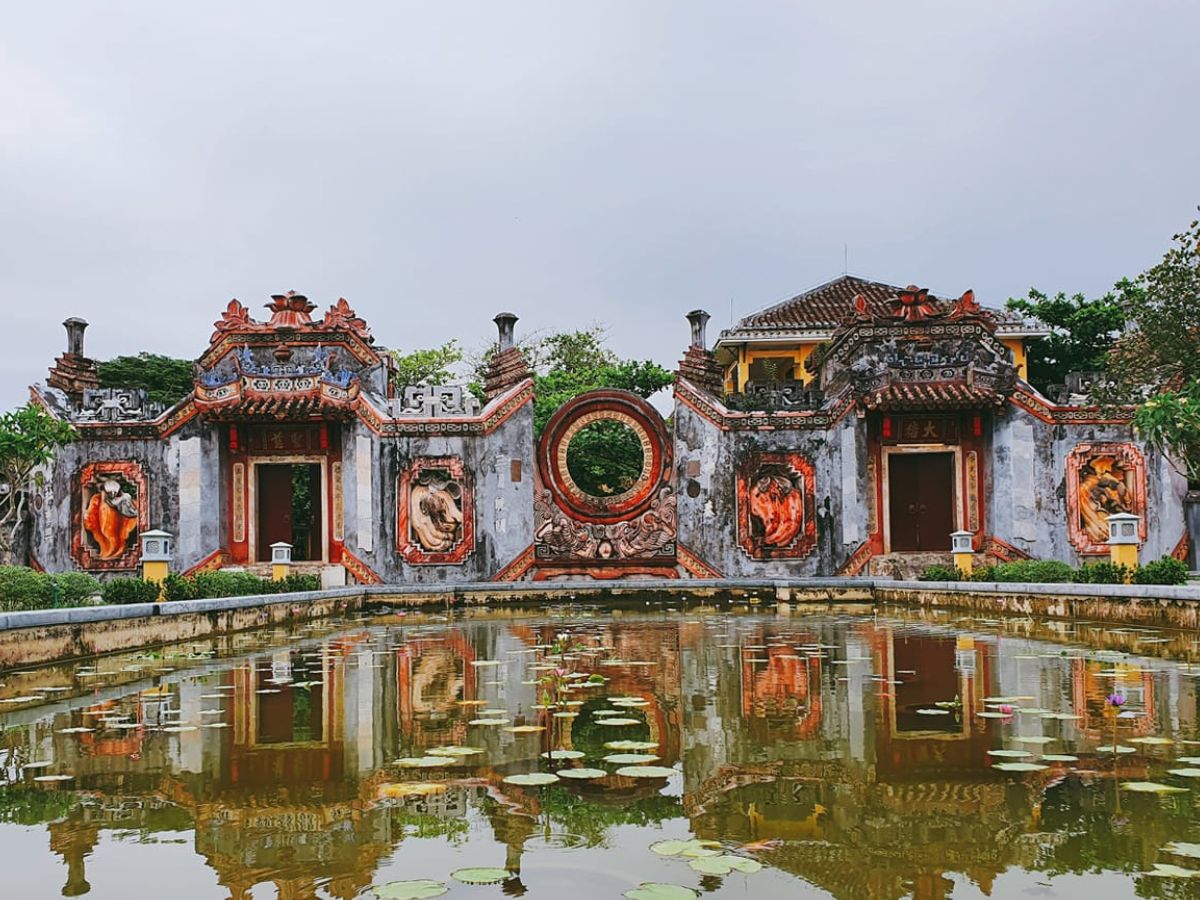 Khu vực cổng tam quan chùa Bà Mụ Hội An nổi bật với nét đẹp cổ kính và nghệ thuật kiến trúc tinh xảo