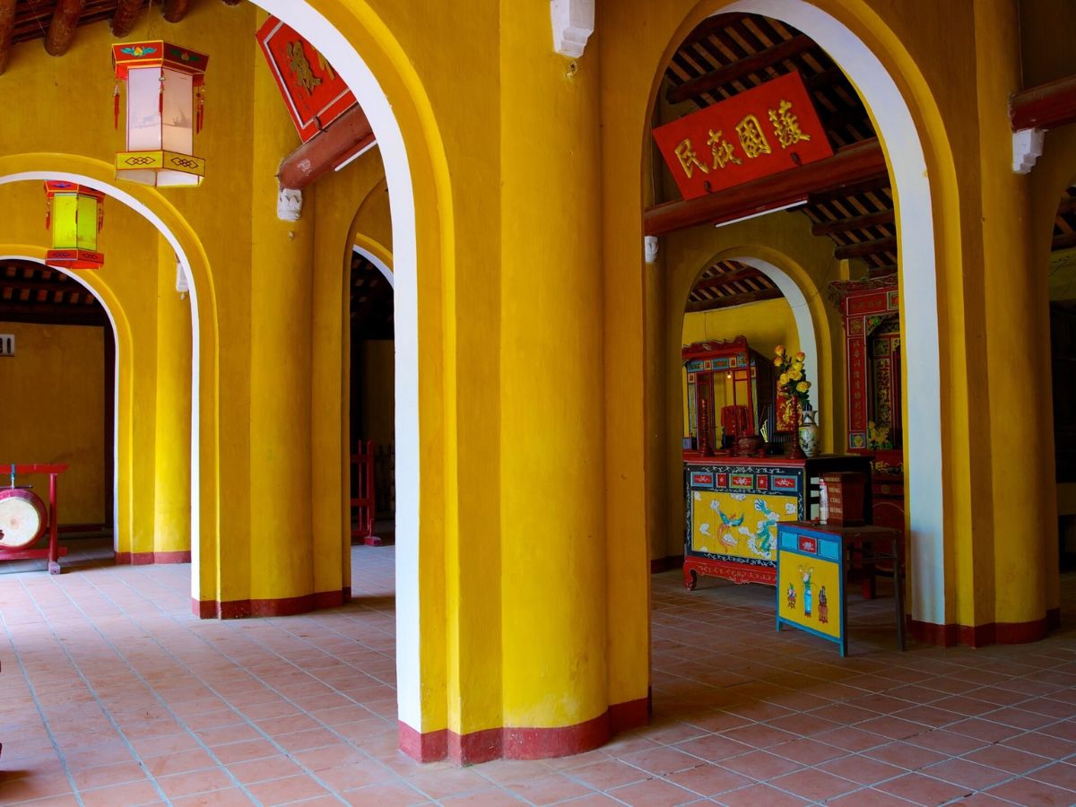 Du khách nên giữ thái độ lịch sự và tôn trọng những quy định của đình Cẩm Phô khi tham quan ở đây