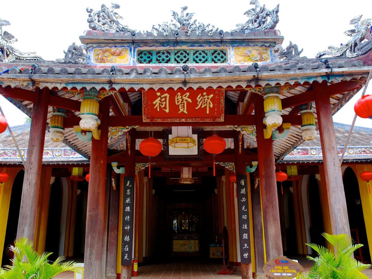 Đình Cẩm Phô nổi bật với kiến trúc đình làng Việt cổ thuần túy, giữ nguyên vẻ đẹp nguyên bản với mô hình chữ Quốc, trang trí tinh xảo.