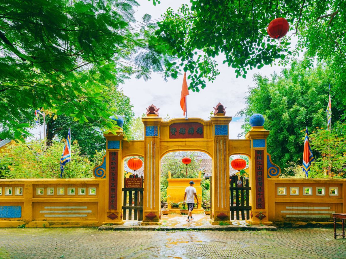 Du khách có thể di chuyển đến đình Cẩm Phố thuận tiện do vị trí đình nằm ở khu vực trung tâm của phố cổ.
