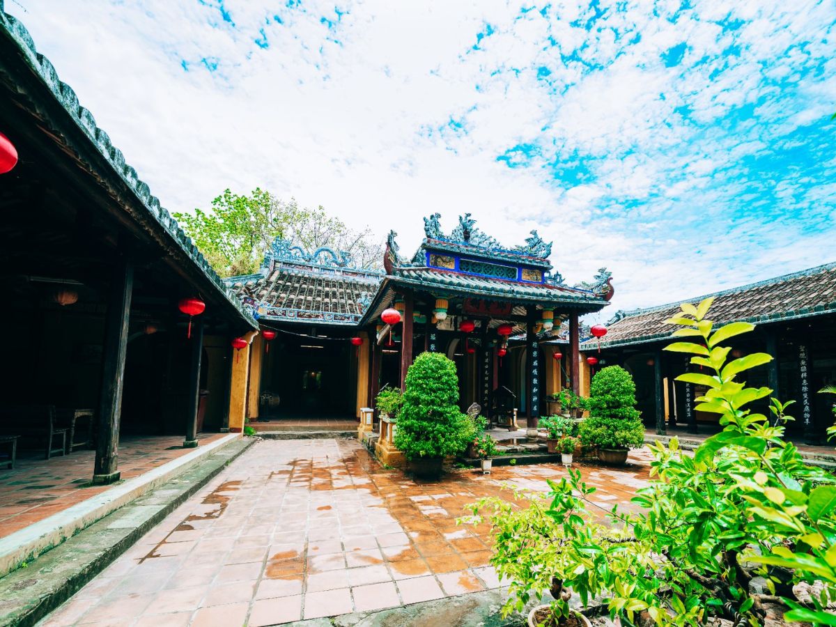 Du khách nên lựa chọn những ngày thời tiết tạnh ráo để thuận tiện dạo chơi ở phố cổ và tham quan đình Cẩm Phô.