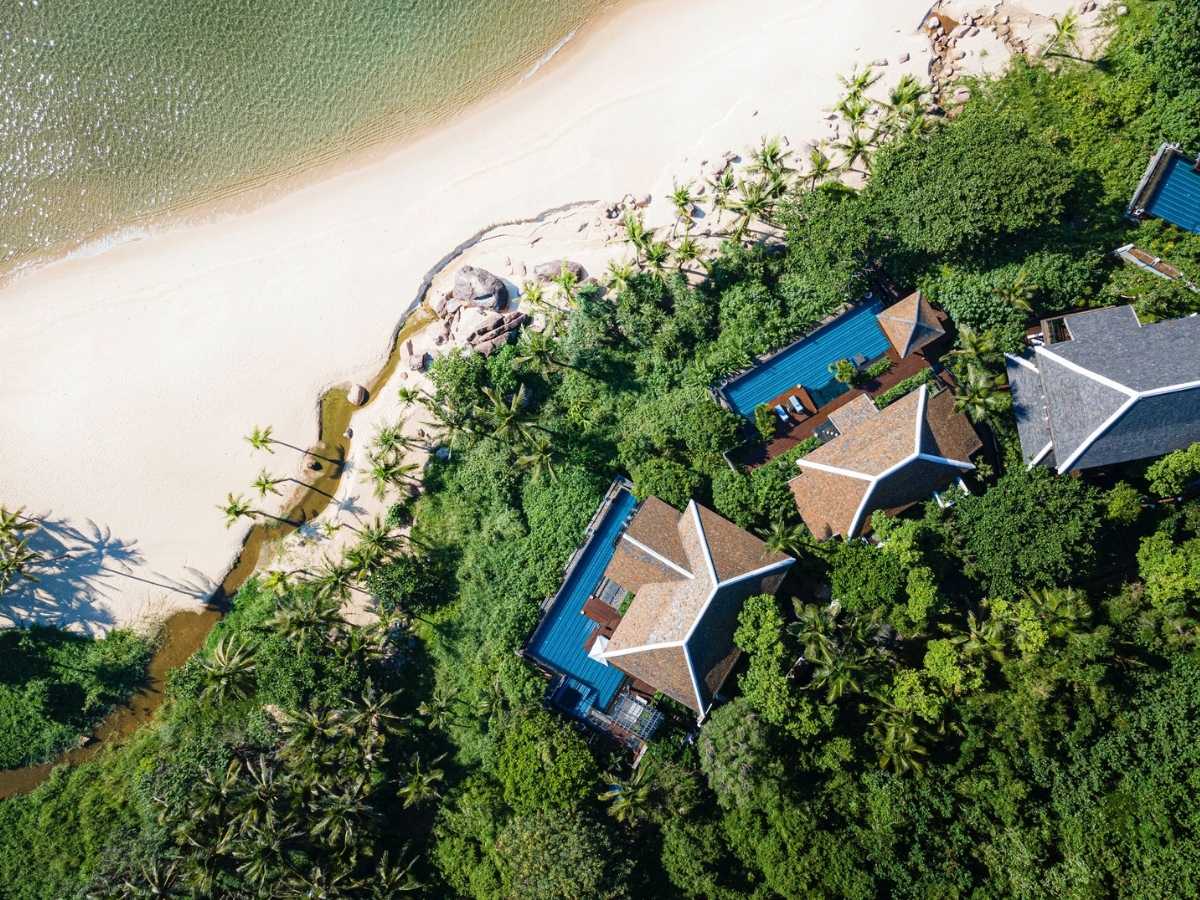 InterContinental Danang Sun Peninsula Resort nằm trên bán đảo Sơn Trà, sở hữu biệt thự riêng tư cùng hồ bơi nhìn ra biển