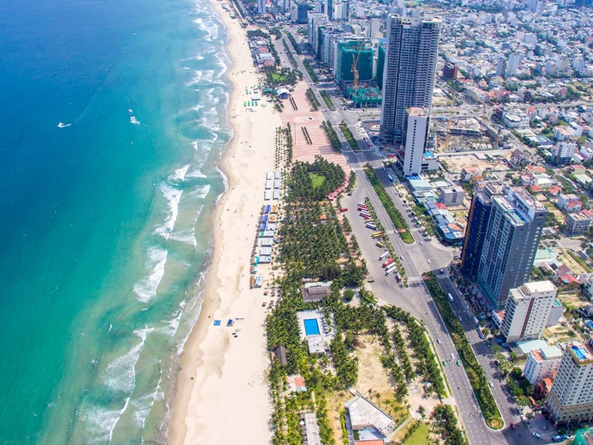 Bãi biển Mỹ Khê từng được tạp chí Forbes vinh danh là một trong sáu bãi biển quyến rũ nhất thế giới.
