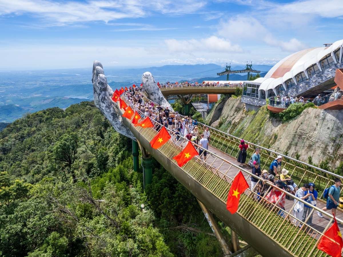 Sun World Ba Na Hills nổi bật với Cầu Vàng trên cao được nâng đỡ bởi đôi bàn tay đá khổng lồ.