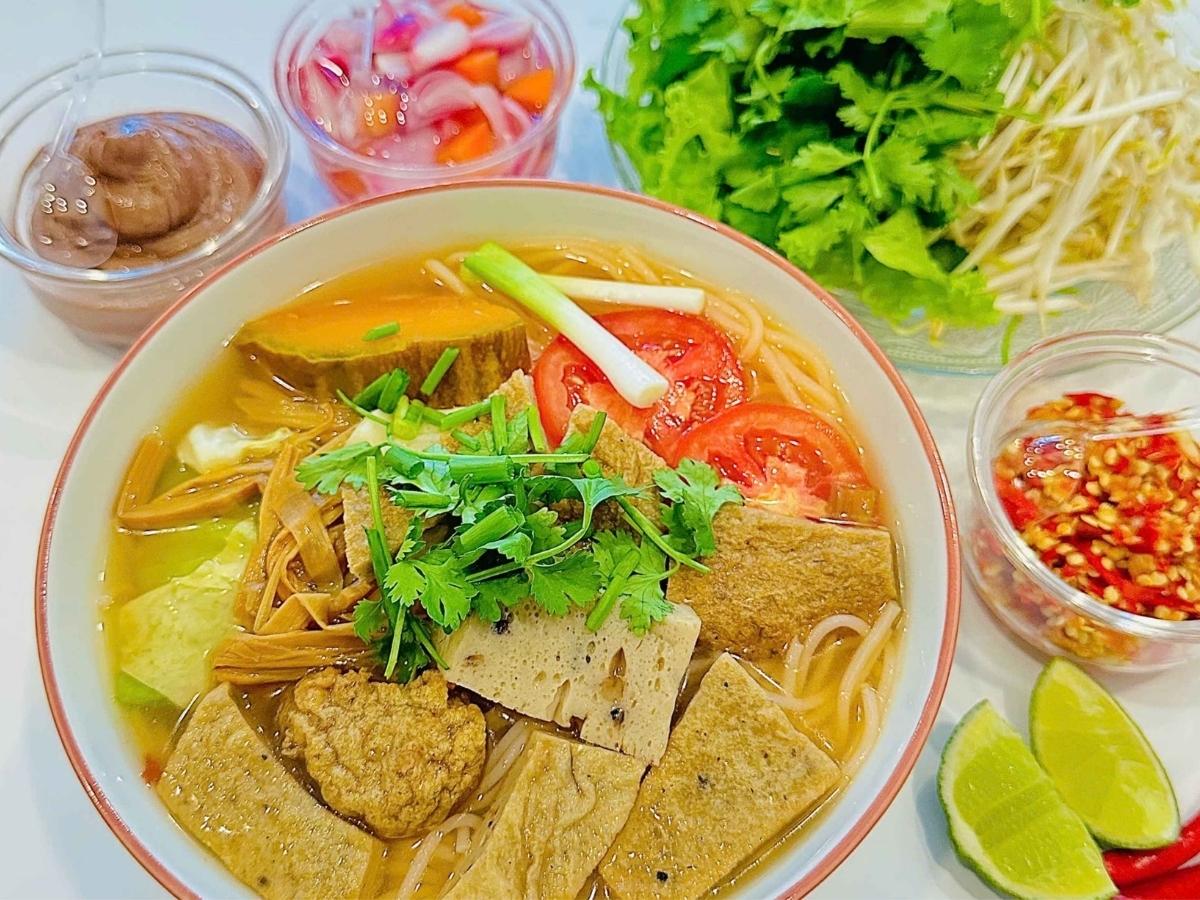 Bún chả cá Đà Nẵng nổi bật với thành phần cá thu tươi thái nhỏ nấu trong nước dùng trong vắt.