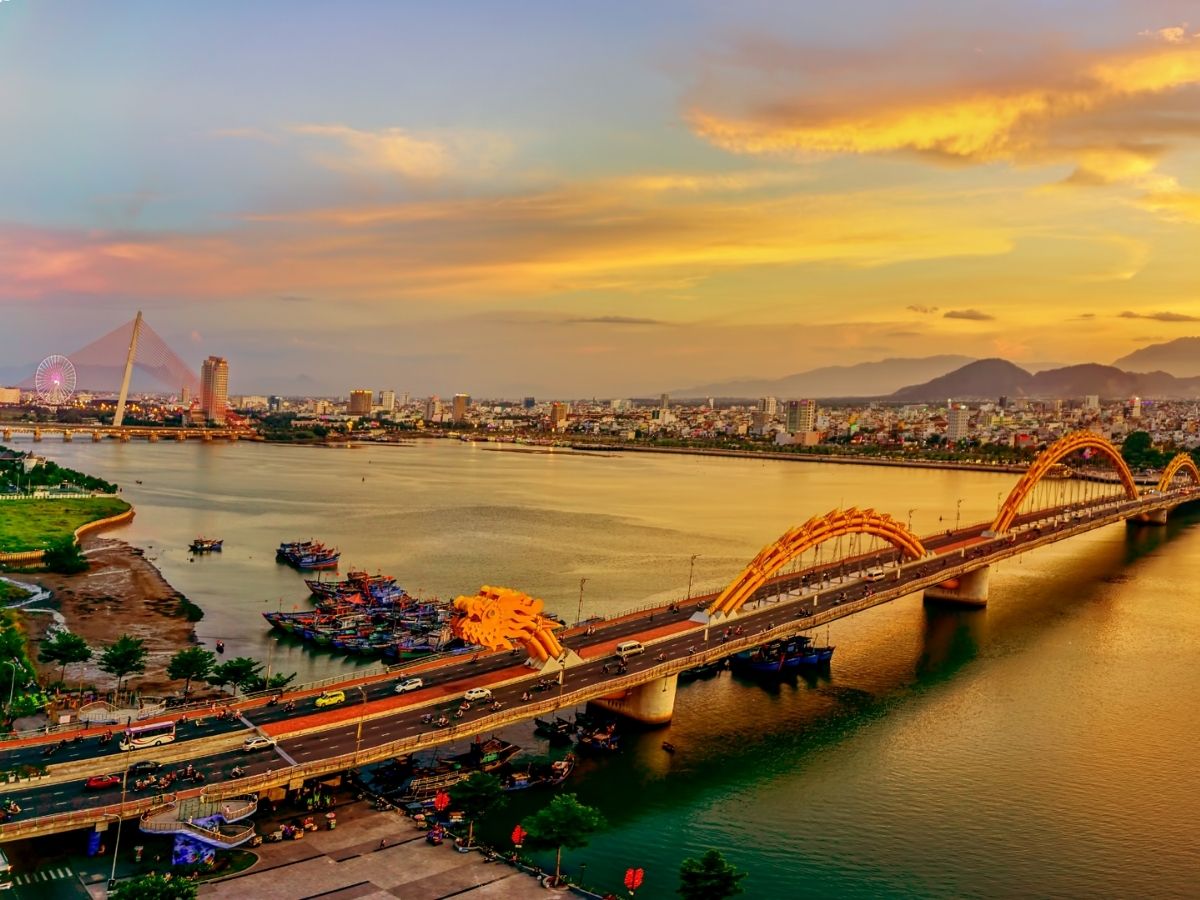 Nằm giữa miền Trung, Đà Nẵng đóng vai trò cầu nối giữa Hà Nội và TP.HCM.