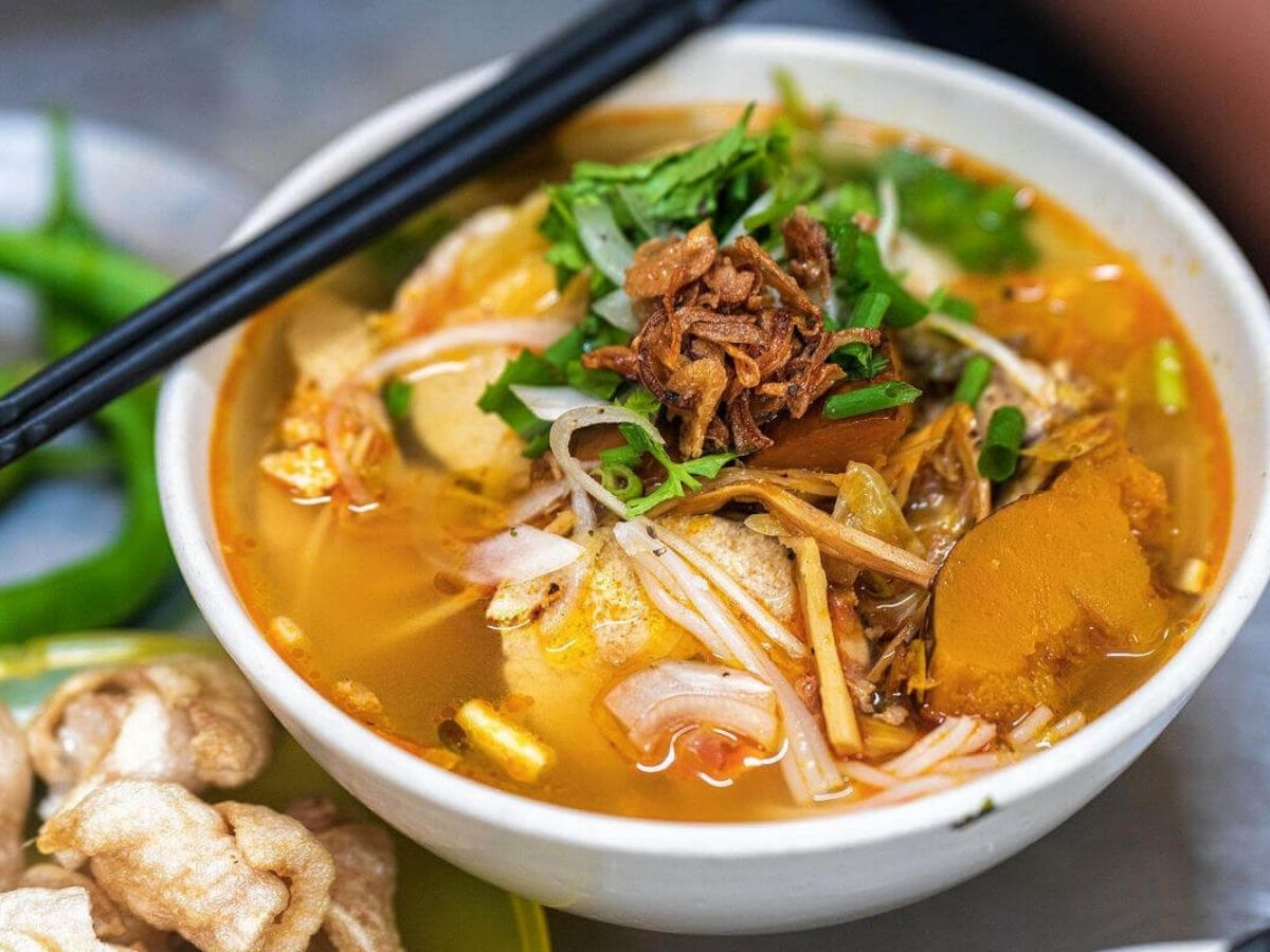 Bún chả cá với vị ngọt thanh, nước dùng nóng hổi giúp giữ ấm cho cơ thể trong những ngày mưa.