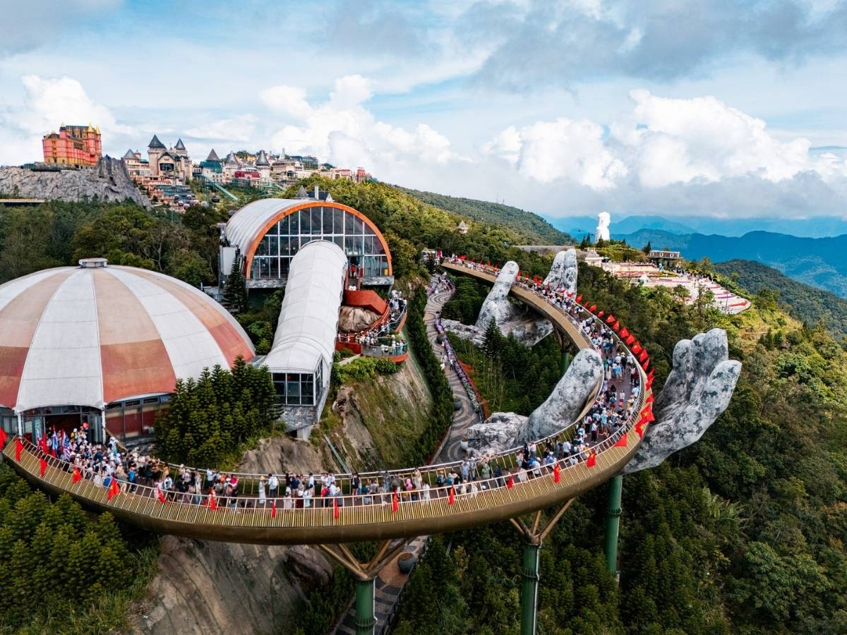 Sun World Ba Na Hills nổi bật với tuyến cáp treo đạt nhiều kỷ lục thế giới, Cầu Vàng với đôi bàn tay khổng lồ.