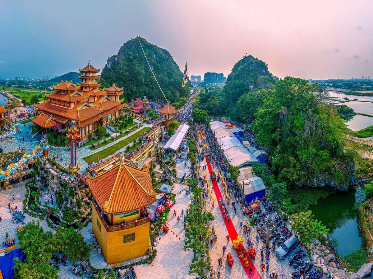 Khi tham quan di tích tôn giáo như chùa Linh Ứng, Ngũ Hành Sơn, bạn cần mặc trang phục kín đáo.