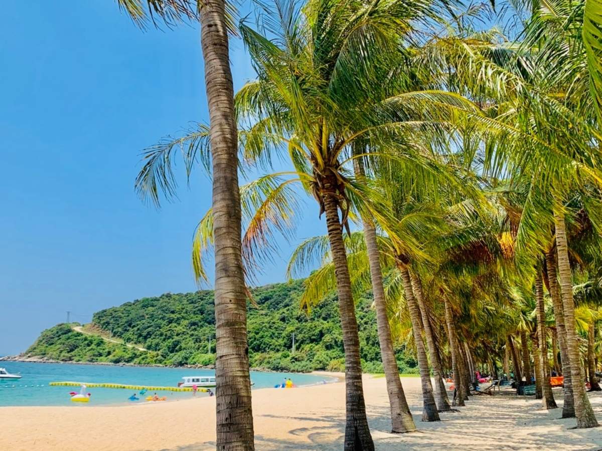Bãi Ông là điểm dừng chân nhộn nhịp nhất trên đảo với bãi cát trắng trải dài và nước biển trong vắt. 