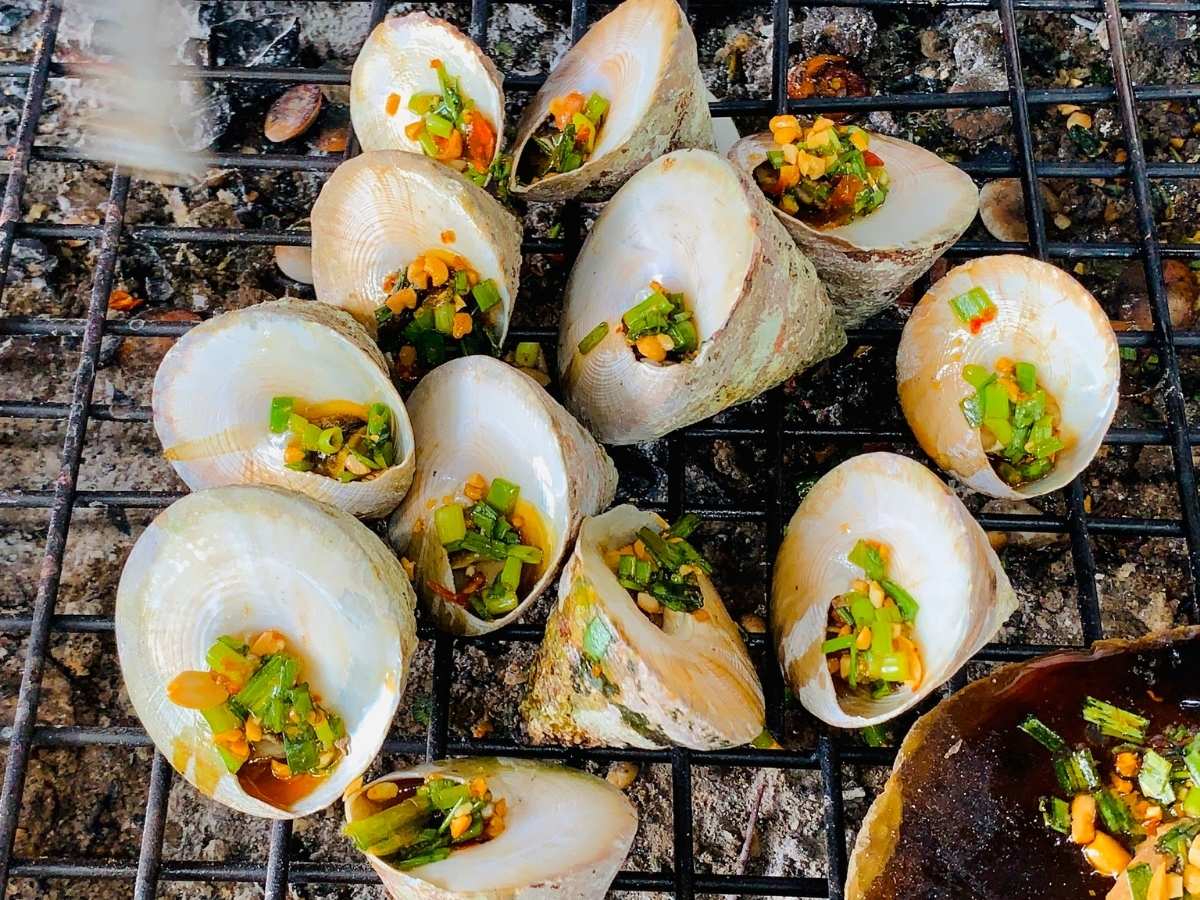 Ốc vú nàng là món ăn lạ mắt và đặc sắc, thịt ốc béo và ngọt