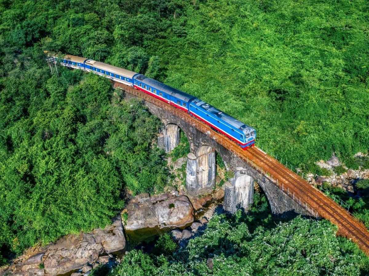 Bạn sẽ có dịp chiêm ngưỡng loạt danh thắng nổi bật của miền Trung ngay trên toa tàu