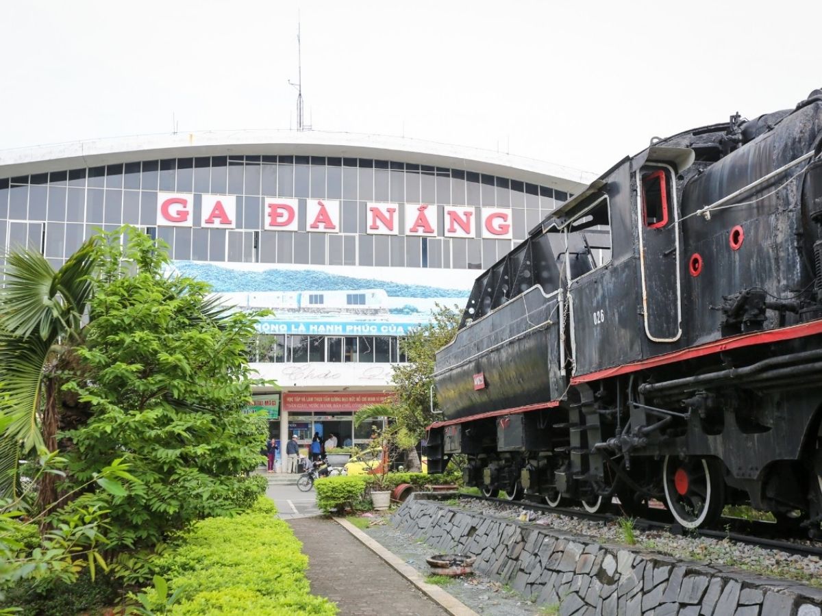 Việc đặt vé tàu đi Đà Nẵng cần chuẩn bị kỹ lưỡng để đảm bảo có chỗ ngồi và giá hợp lý.
