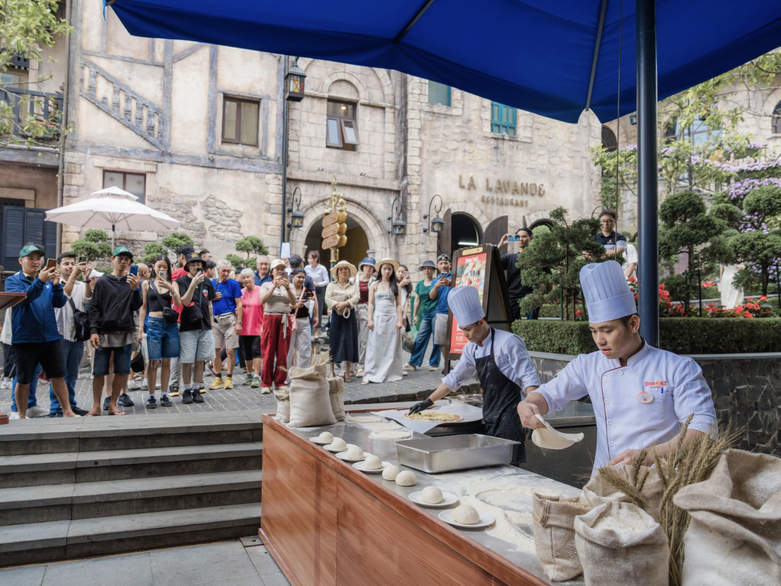 “Pizza Time” lại mang đến góc nhìn mới mẻ về trải nghiệm ẩm thực, khi căn bếp trở thành sân khấu biểu diễn.