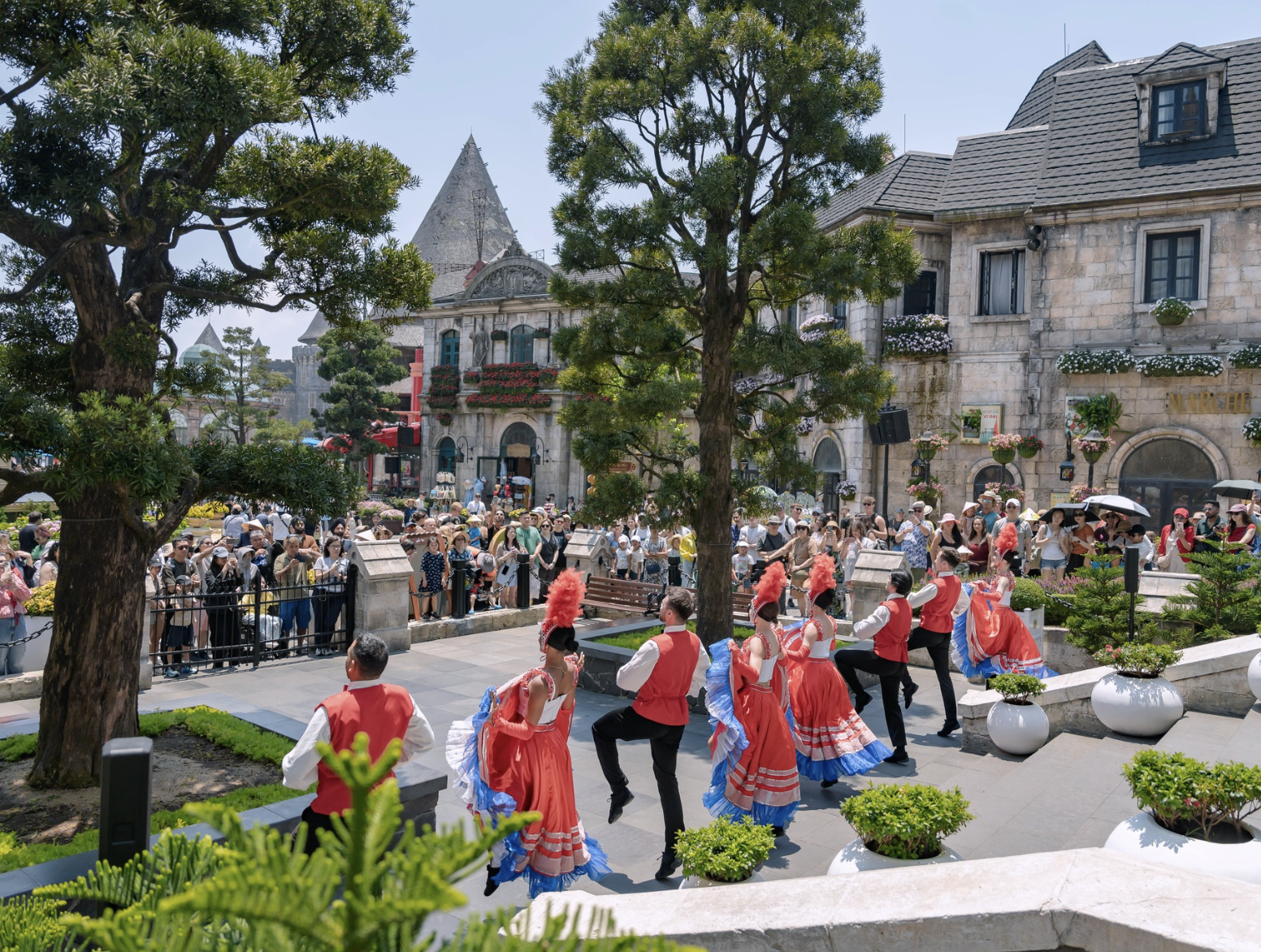 Không gian lễ hội xuyên suốt với nhịp điệu sôi động tại Sun World Ba Na Hills