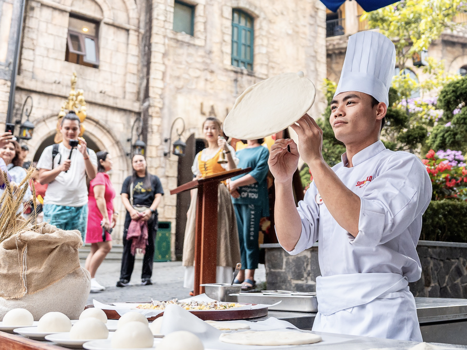 Hoạt động kết hợp giữa thưởng thức món ăn và trải nghiệm trình diễn trực tiếp.