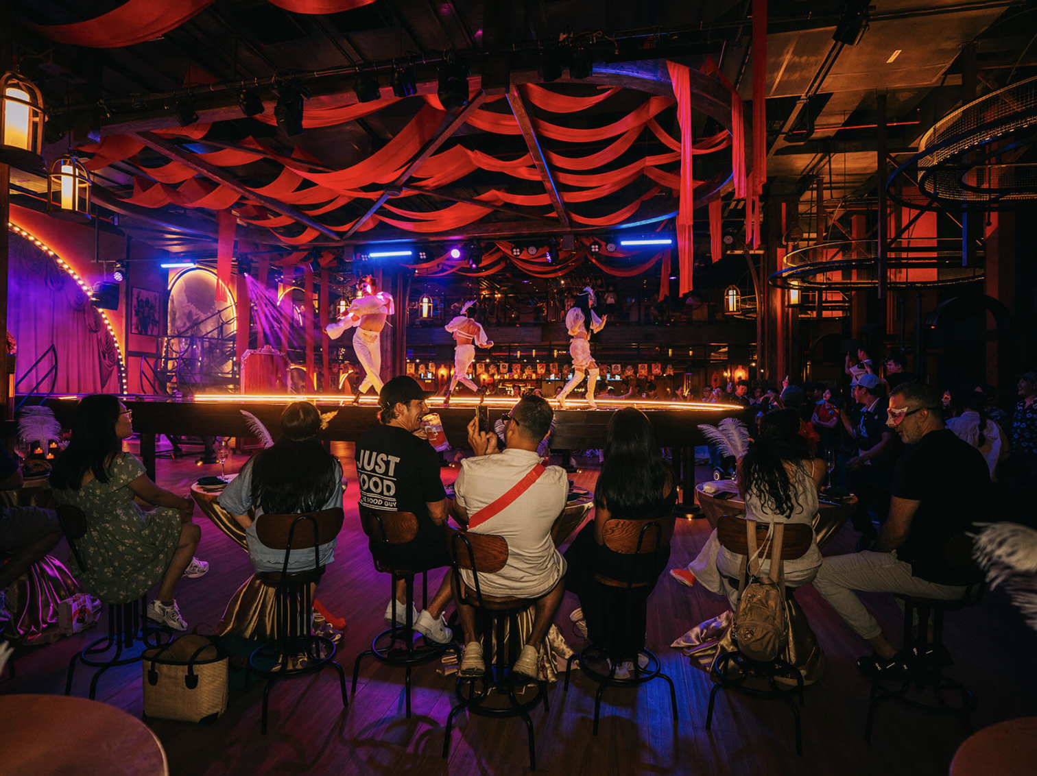 “After Glow” lấy cảm hứng từ hoàng hậu Marie Antoinette, một trong những nhân vật quyền lực và có đời sống phóng túng của hoàng gia Pháp.