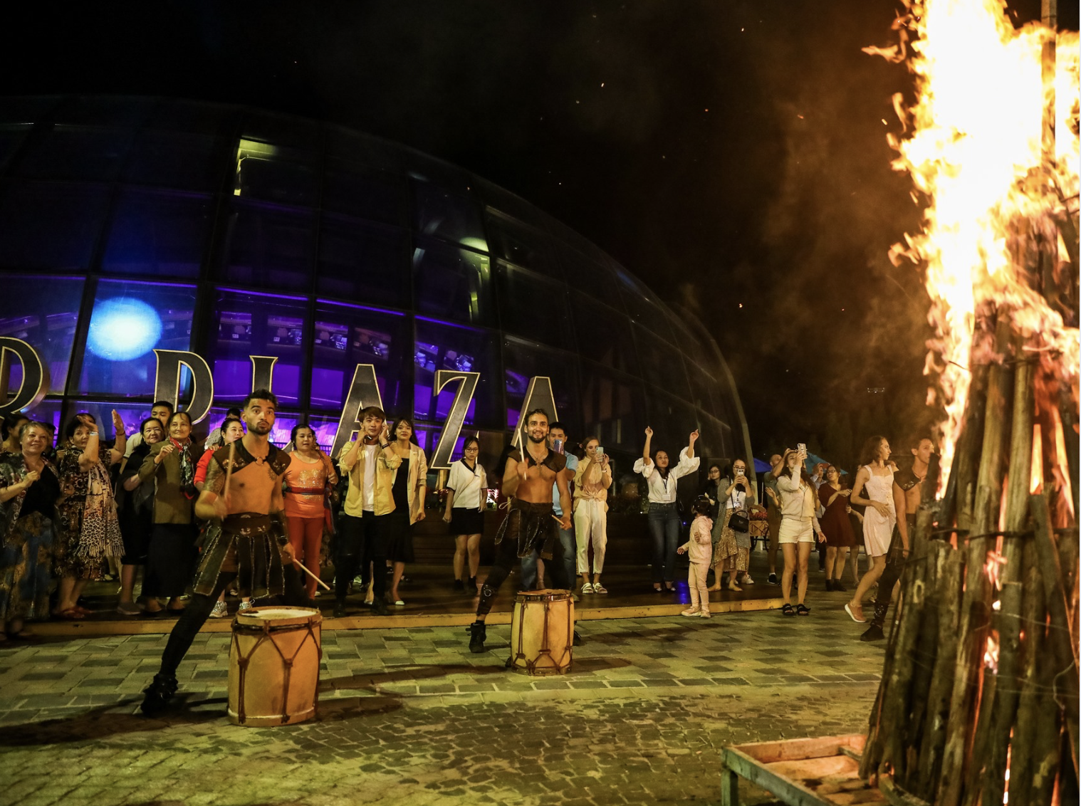 Du khách chiêm ngưỡng show nghệ thuật của nghệ sĩ nước ngoài và chương trình lửa trại ở quảng trường Beer Plaza.