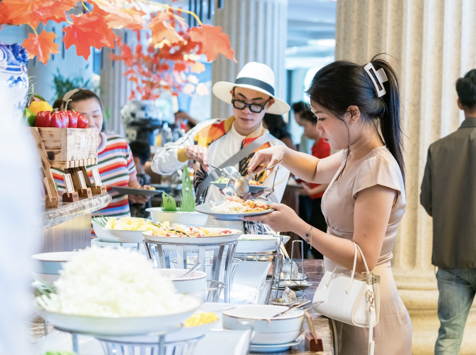 Các nhà hàng phục vụ đầy đủ menu và dễ dàng kết hợp trong lịch trình tham quan. 