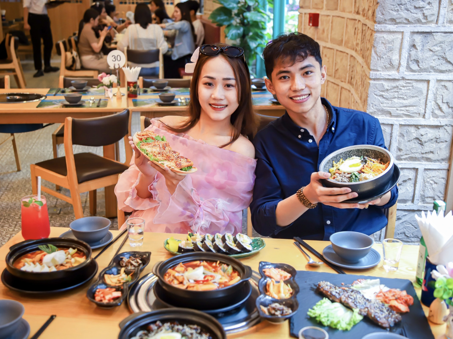 Du khách vui vẻ thưởng thức ẩm thực tại nhà hàng Bulgogi. 