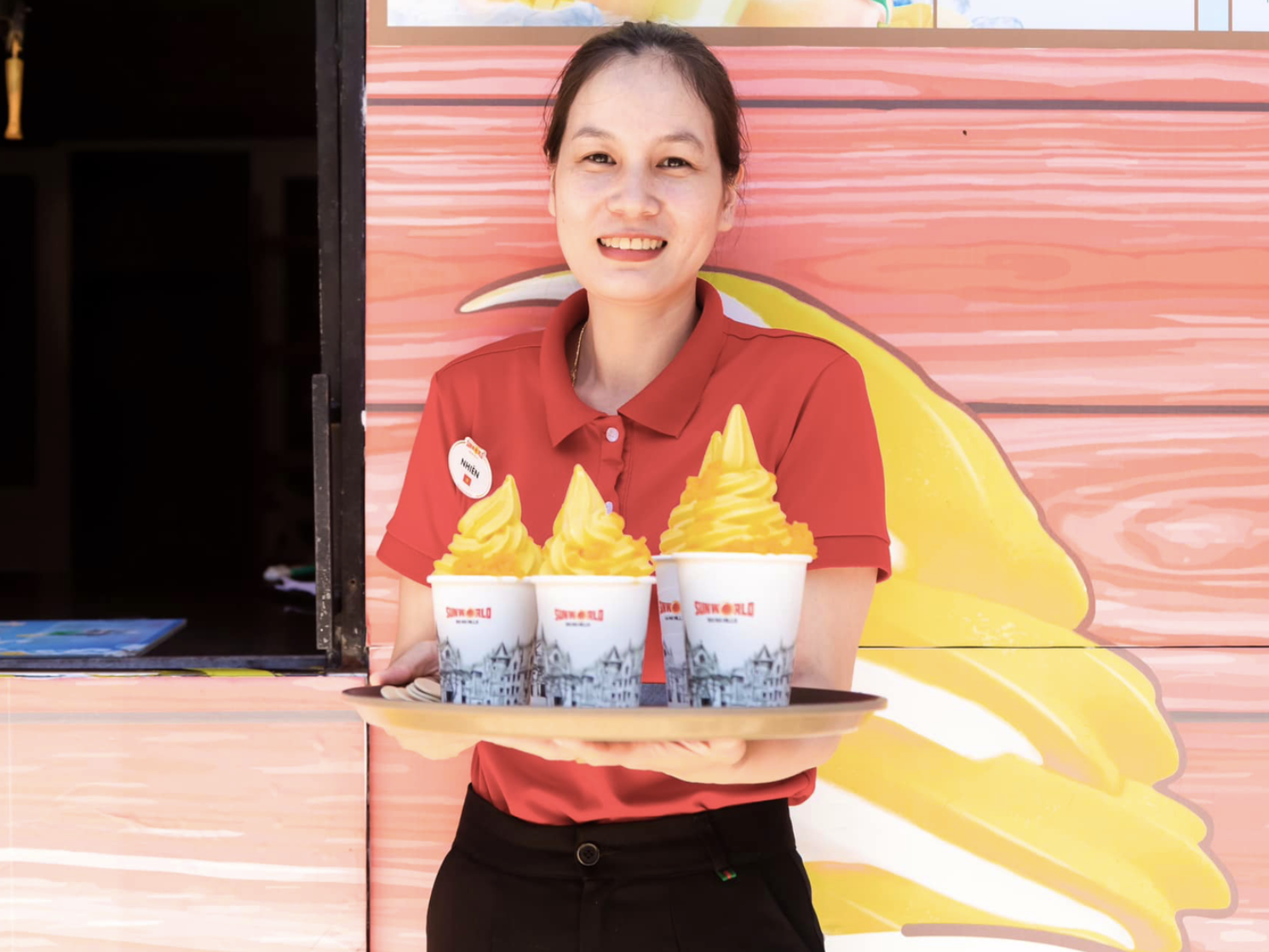 Kem được làm từ xoài tươi, mang vị ngọt thanh tự nhiên cùng hương thơm đặc trưng của trái cây nhiệt đới.