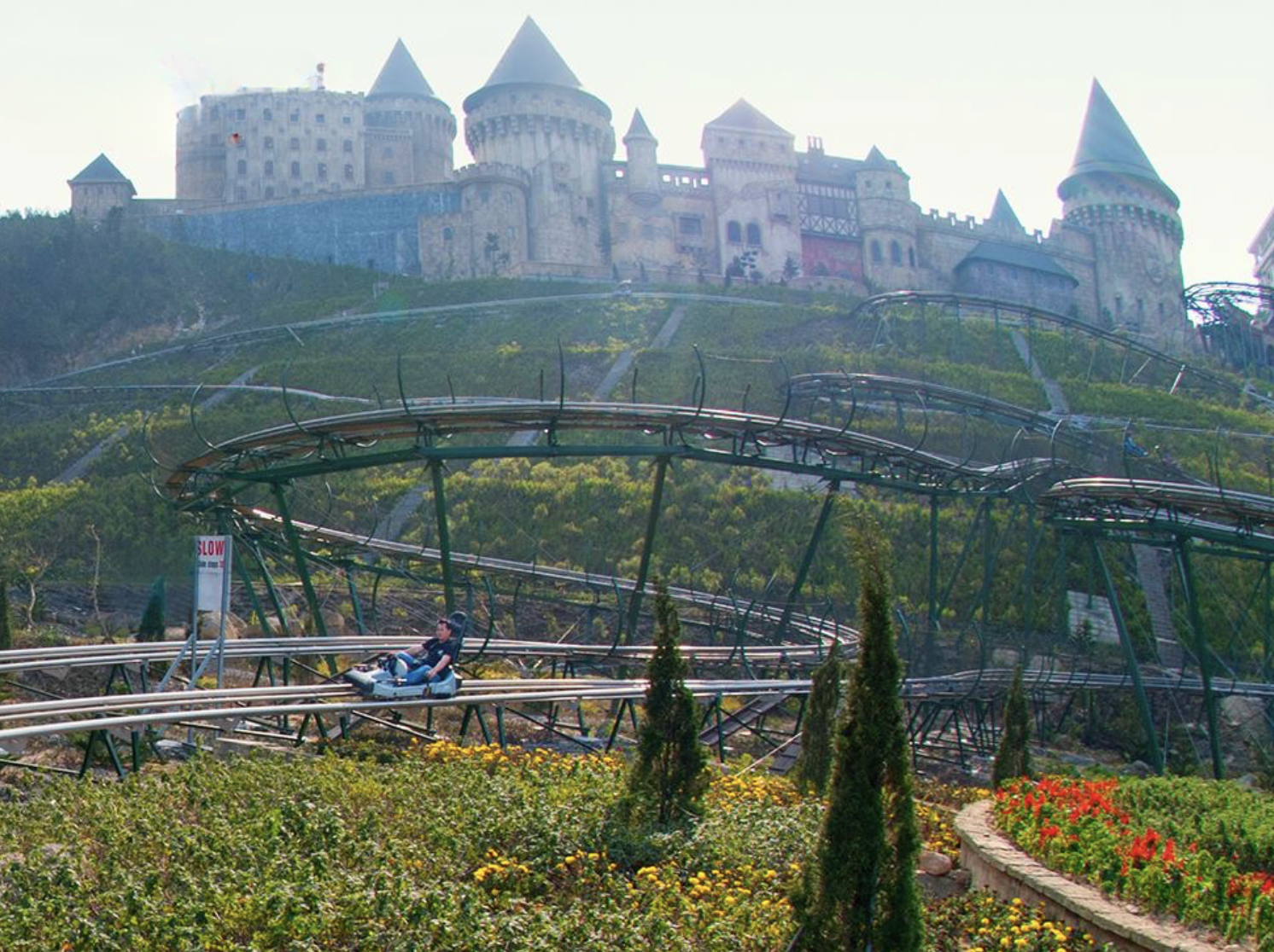 Máng trượt tại Sun World Ba Na Hills còn mang đến hành trình hòa mình vào thiên nhiên.