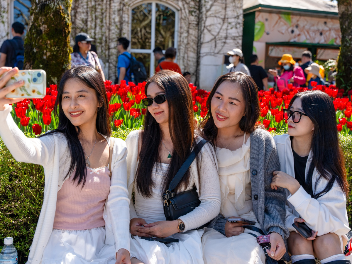 Khoảnh khắc gia đình cùng nhau check-in tại Sun World Ba Na Hills trong chuyến đi nghỉ dưỡng.