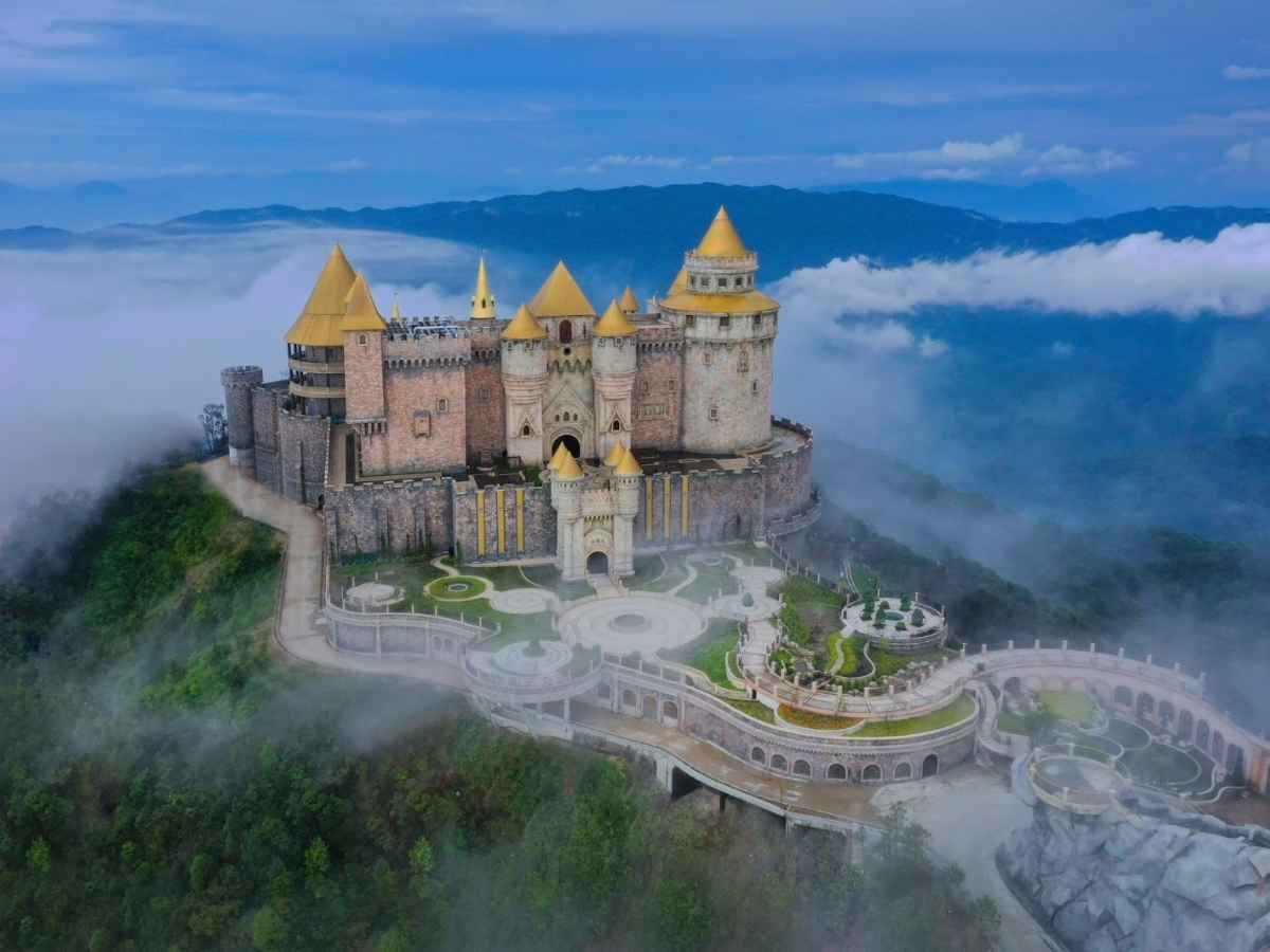 Vương quốc nhuốm sắc màu huyền bí ấy, Lâu đài Mặt trăng là tâm điểm của mọi sự chú ý.