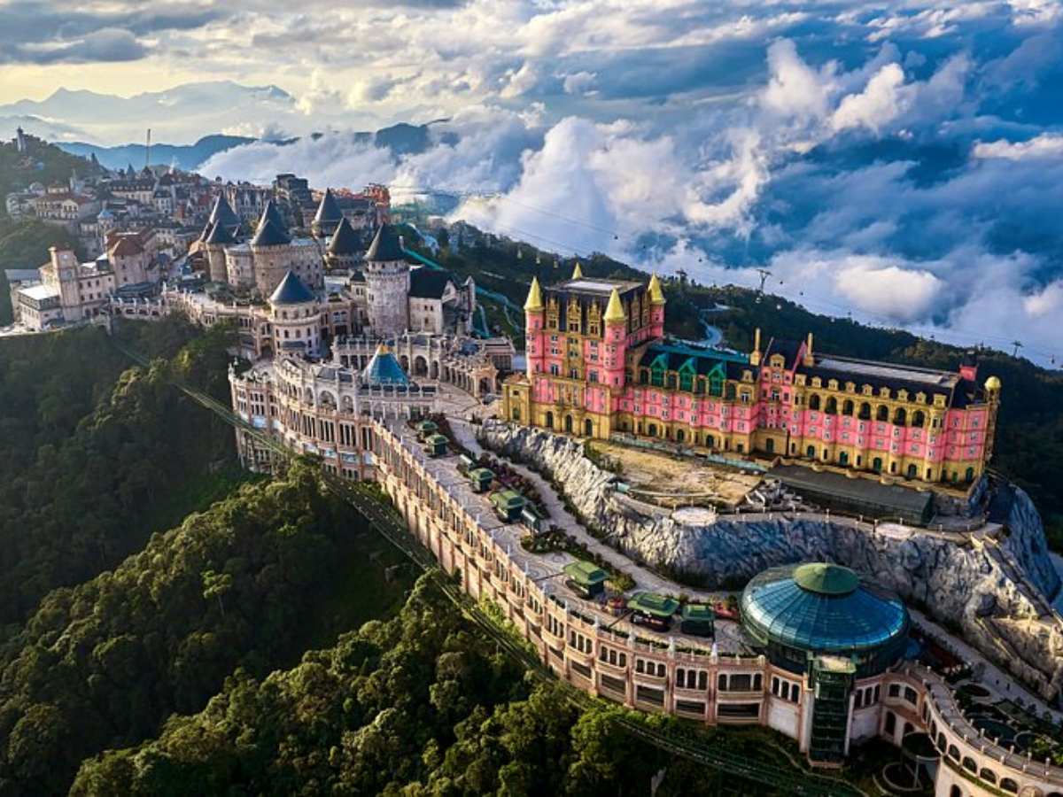 Toàn cảnh Bà Nà Hills mở ra từ trên cao, nơi các khu vực trải nghiệm được kết nối trong không gian rộng lớn.