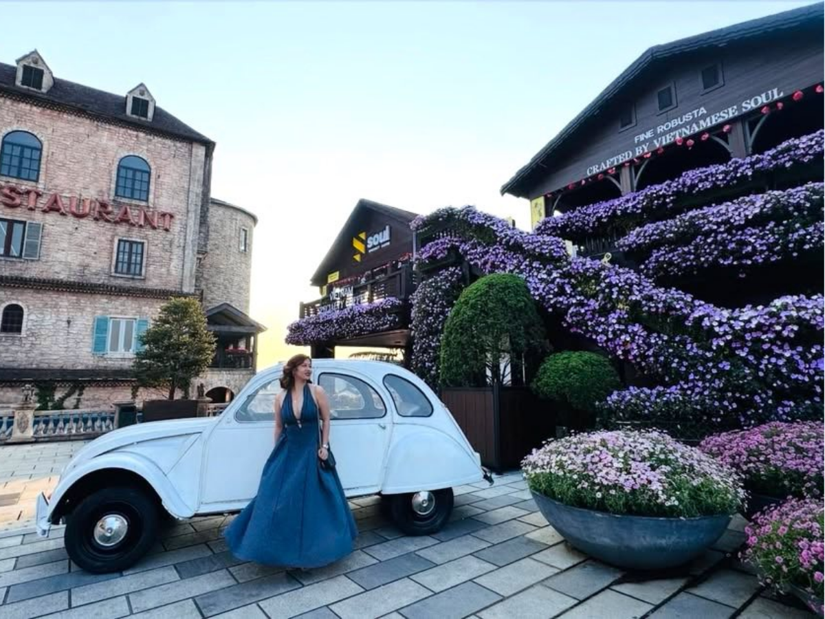Du khách check-in tại một góc Fairyland với không gian trang trí rực rỡ, đậm chất cổ tích.