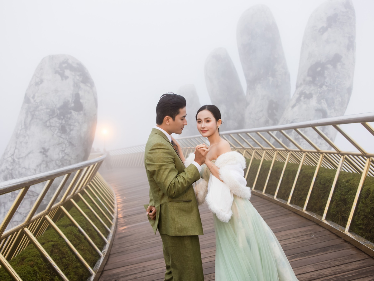 Hình ảnh tình yêu lãng mạn giữa trời mây tại Cầu Vàng của đôi uyên ương.
