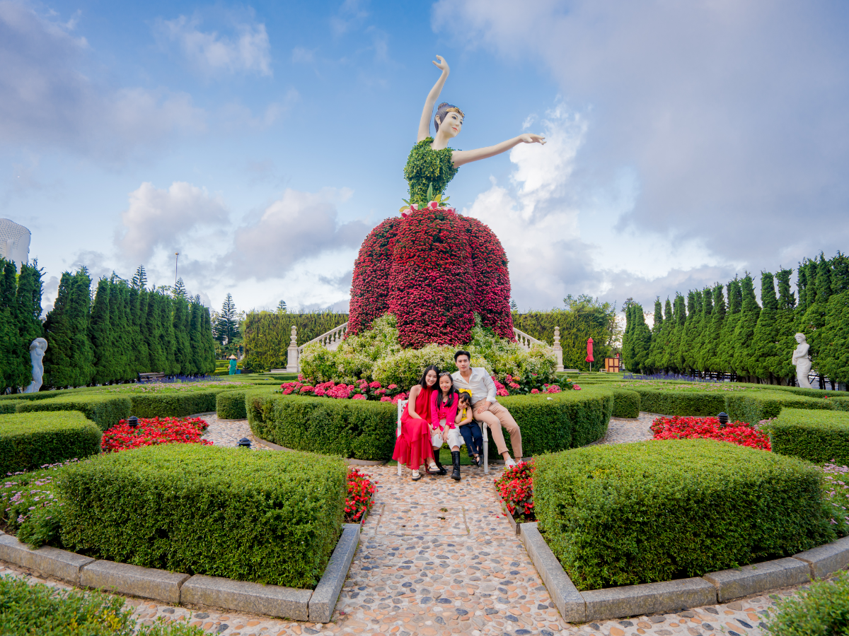 Hình ảnh gia đình lưu giữ khoảnh khắc sum vầy giữa không gian rực rỡ sắc hoa tại Le Jardin D’Amour