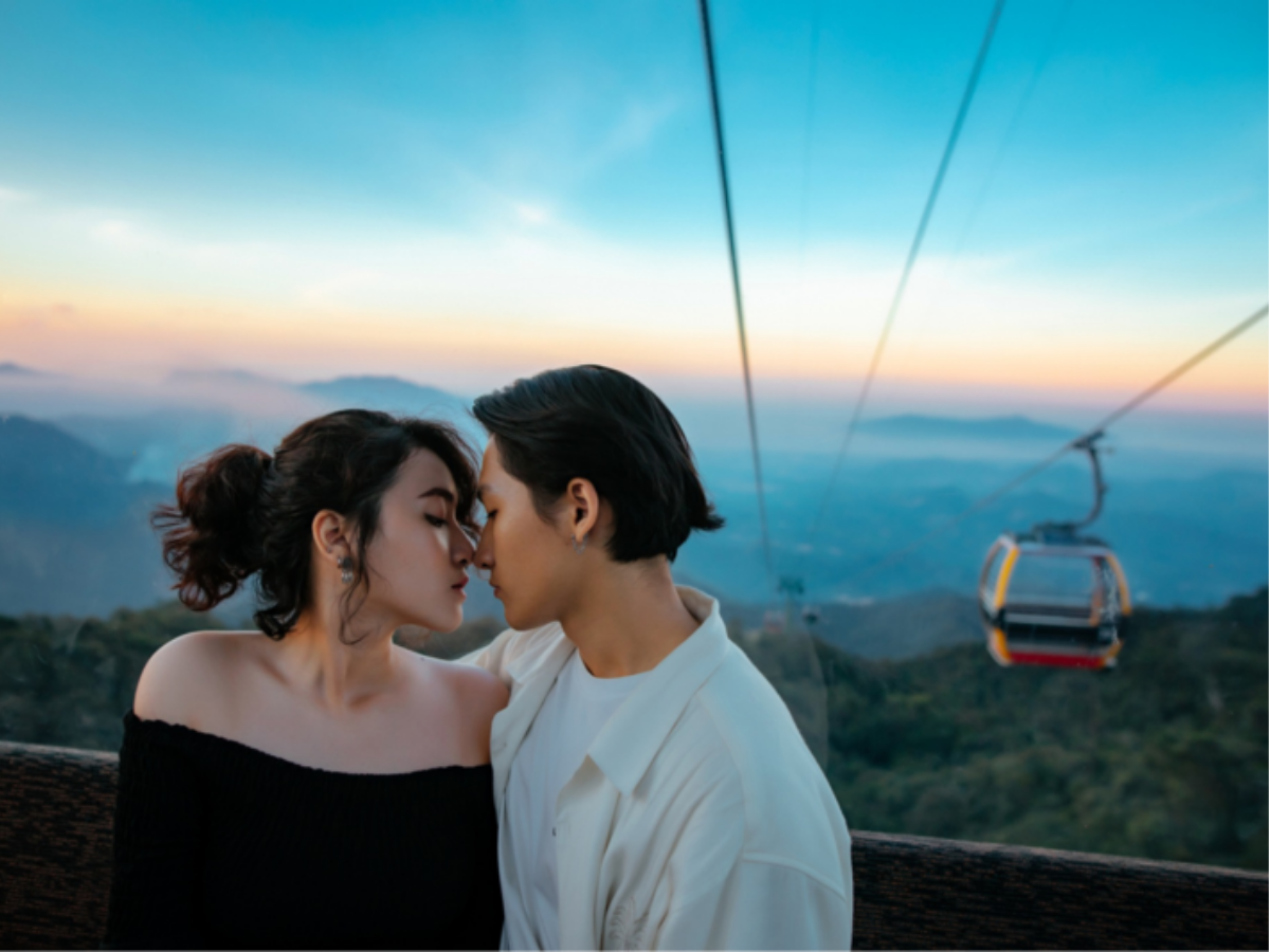 Check-in cabin cáp treo buổi sáng sớm, tận hưởng khoảnh khắc lướt qua mây trời và khởi đầu hành trình khám phá Bà Nà Hills trọn vẹn.