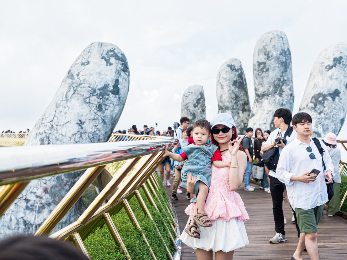 Khoảnh khắc gia đình bên nhau giữa mây núi tạo nên trải nghiệm nhẹ nhàng và đáng nhớ tại Cầu Vàng.