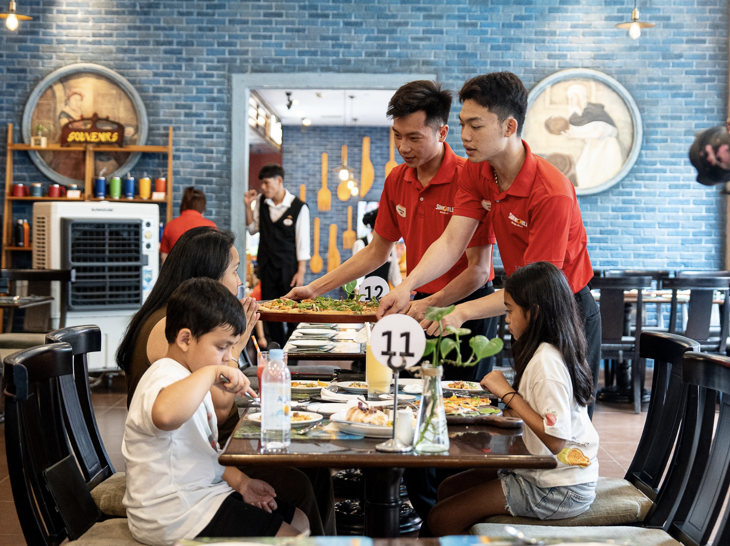 Vừa xem show, vừa ngửi mùi pizza nóng hổi lan tỏa, nhiều du khách đi ngang cũng phải dừng chân.