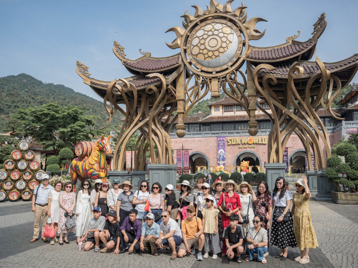 Hình ảnh du khách cùng nhau check-in tại cổng chào của Sun World Ba Na Hills.